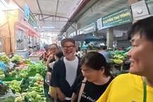 Đoàn khách Nhật đi chợ mua rau ở Hà Nội, làm bún chả nem rán vui như Tết