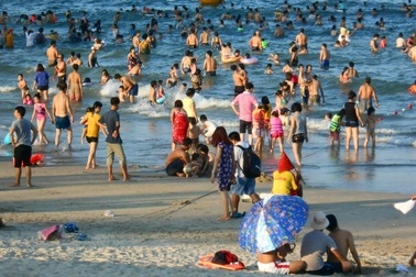 Quá nóng, người dân đổ xô đi tắm biển “hạ hỏa”