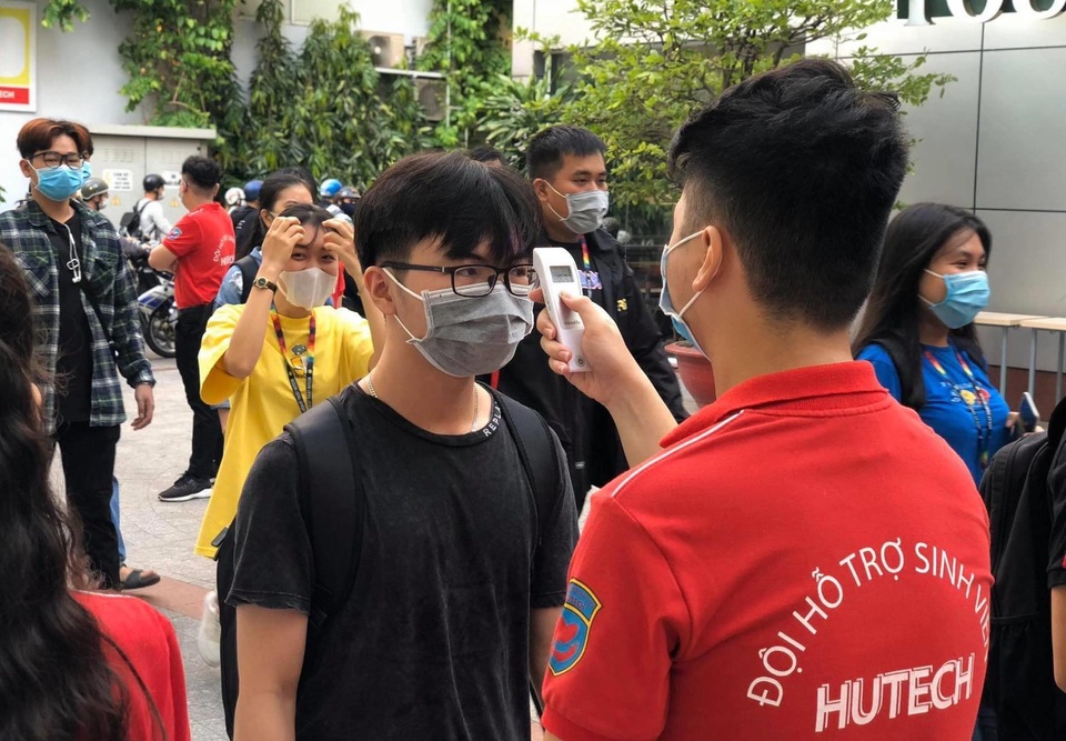 Sinh viên nhiều trường ở TPHCM tấp nập quay trở lại giảng đường - 9 Sinh viên nhiều trường ở TPHCM tấp nập quay trở lại giảng đường - 9