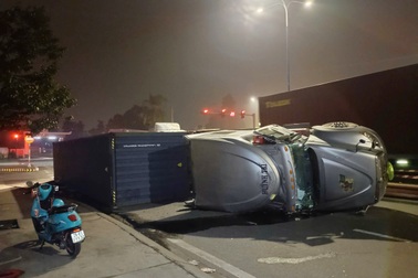 Trắng đêm xử lý vụ lật xe đầu kéo container chở hàng đi cảng Cát Lái