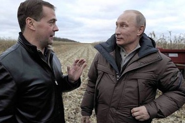 Bộ đôi quyền lực Nga đi thu hoạch ngô