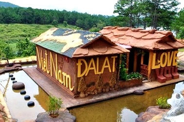 Đường hầm điêu khắc đất đỏ độc nhất Việt Nam