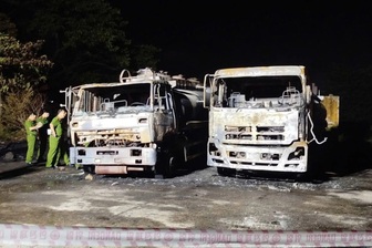 Xe bồn bốc cháy khi đăng sang chiết xăng