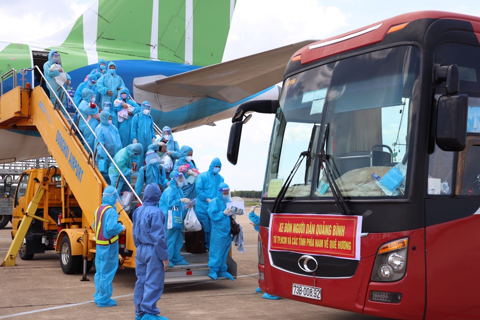 Hai chuyến bay đặc biệt đưa bà bầu và trẻ em về quê tránh dịch - 3 Hai chuyến bay đặc biệt đưa bà bầu và trẻ em về quê tránh dịch - 3