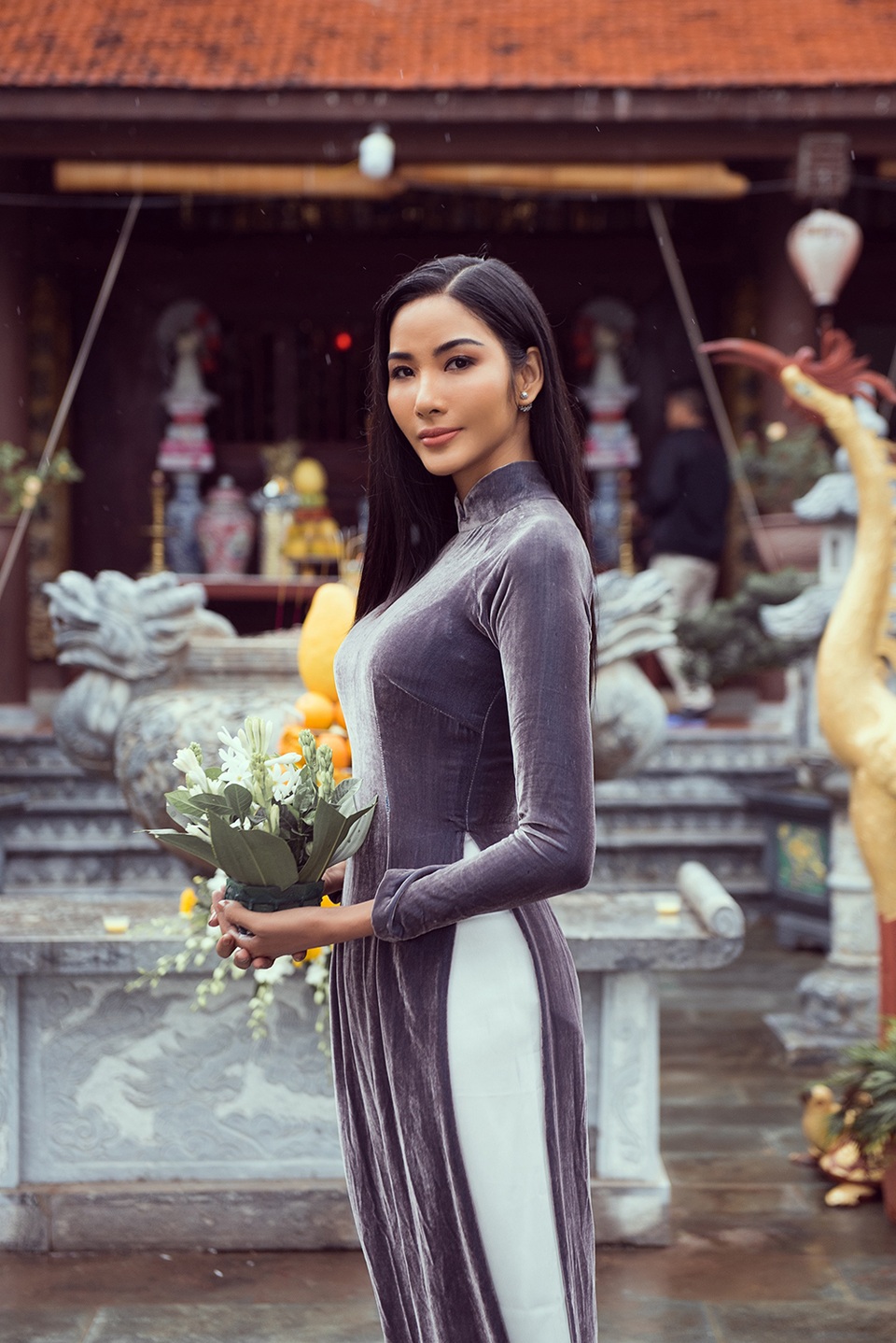 Hoàng Thùy về thăm quê nhà trước khi lên đường dự thi hoa hậu hoàn vũ - 25 Hoàng Thùy về thăm quê nhà trước khi lên đường dự thi hoa hậu hoàn vũ - 25