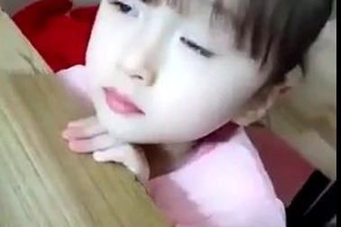 Cô bé có gương mặt cực đáng yêu “gây sốt” cộng đồng mạng