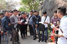 Hết thời "nói cũng ra tiền", HDV du lịch Việt... "treo giò" làm công nhân