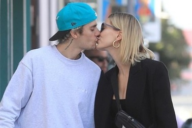 Justin Bieber tình tứ hôn vợ trên phố