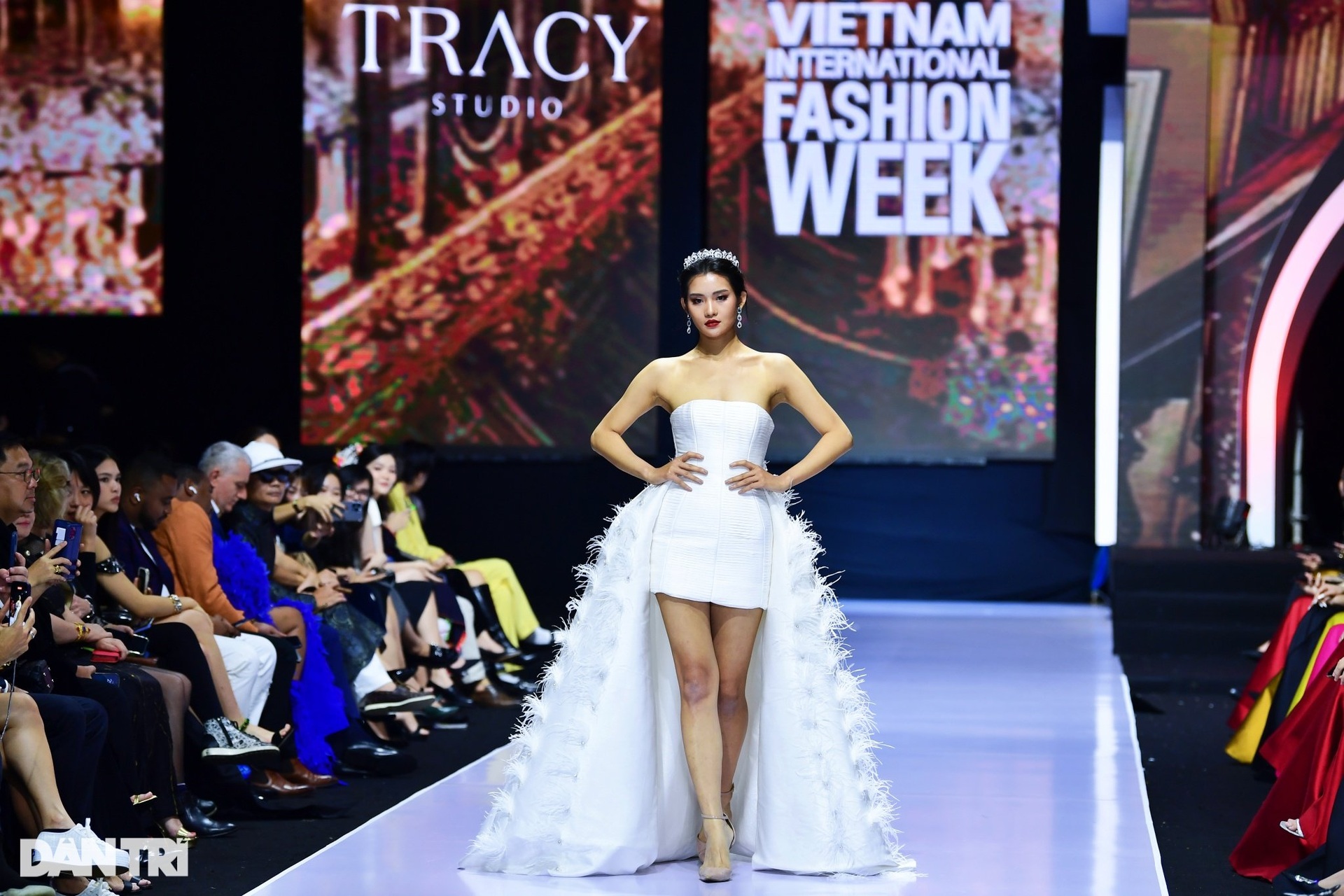 Mãn nhãn trước những thiết kế váy hoàng hậu của nhà mốt Việt - 6 Mãn nhãn trước những thiết kế váy hoàng hậu của nhà mốt Việt - 6