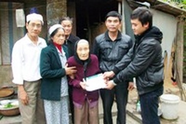 Hơn 8 triệu đồng tiếp tục đến với cụ bà 90 tuổi nuôi con mù lòa 