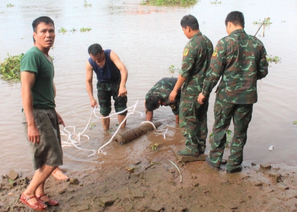 Người dân phát hiện quả bom phá nặng 250 cân Anh dưới sông - 1 Người dân phát hiện quả bom phá nặng 250 cân Anh dưới sông - 1