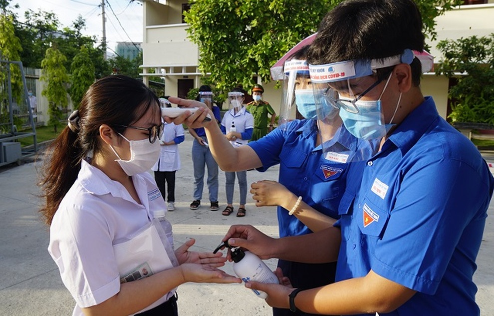 Thí sinh cả nước hồi hộp bước vào môn thi đầu tiên khi dịch bùng phát - 23 Thí sinh cả nước hồi hộp bước vào môn thi đầu tiên khi dịch bùng phát - 23