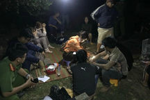 Công an bắt nhóm người ban đêm vào nghĩa trang để đánh bạc