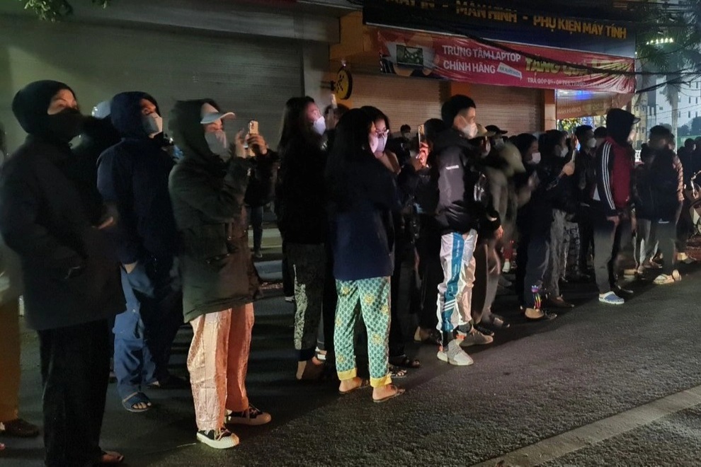 Vụ cô gái quỳ gối khóc thảm thiết: Công an khám shop thời trang trong đêm - 4 Vụ cô gái quỳ gối khóc thảm thiết: Công an khám shop thời trang trong đêm - 4
