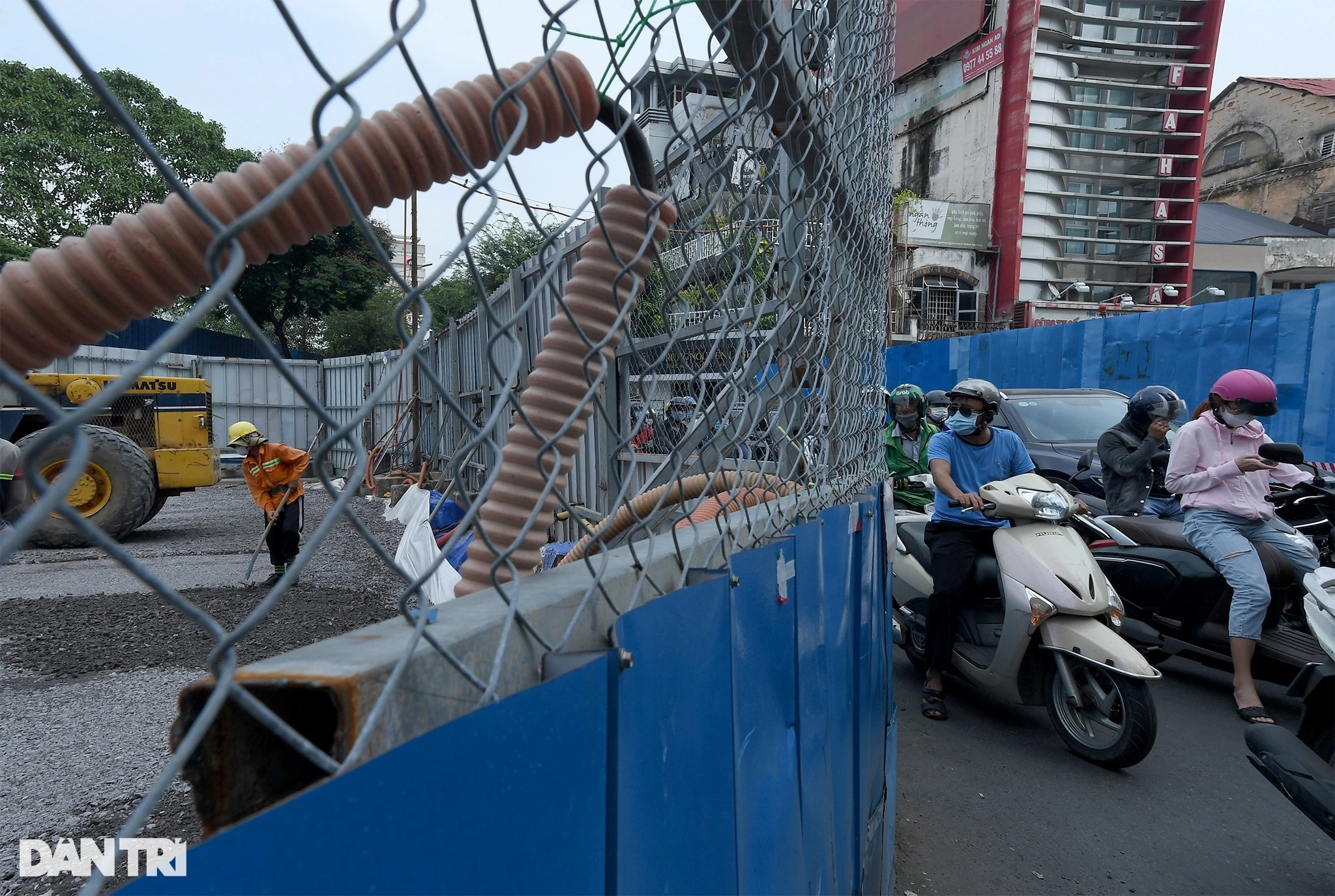 Ngày đêm thi công tháo dỡ lô cốt án ngữ 6 năm ở trung tâm TPHCM - 2 Ngày đêm thi công tháo dỡ lô cốt án ngữ 6 năm ở trung tâm TPHCM - 2