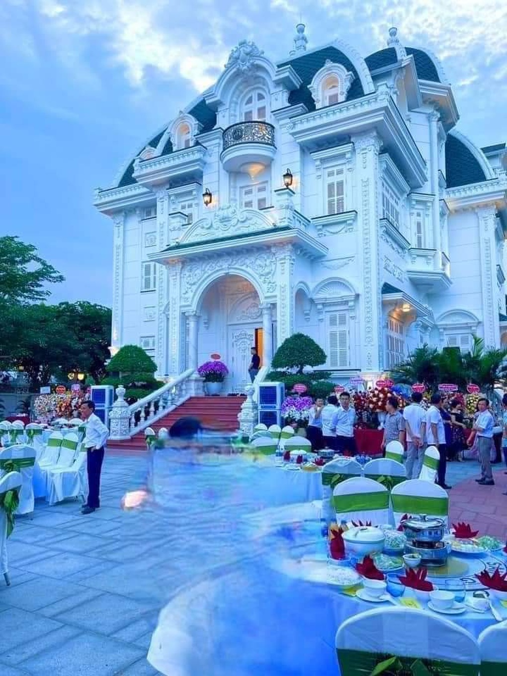 Xôn xao bữa tiệc tại biệt thự của cụ bà 80 tuổi - 1 Xôn xao bữa tiệc tại biệt thự của cụ bà 80 tuổi - 1