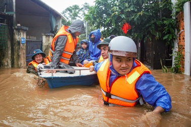 Lũ chảy xiết dâng ngang ngực, lực lượng chức năng căng mình sơ tán dân
