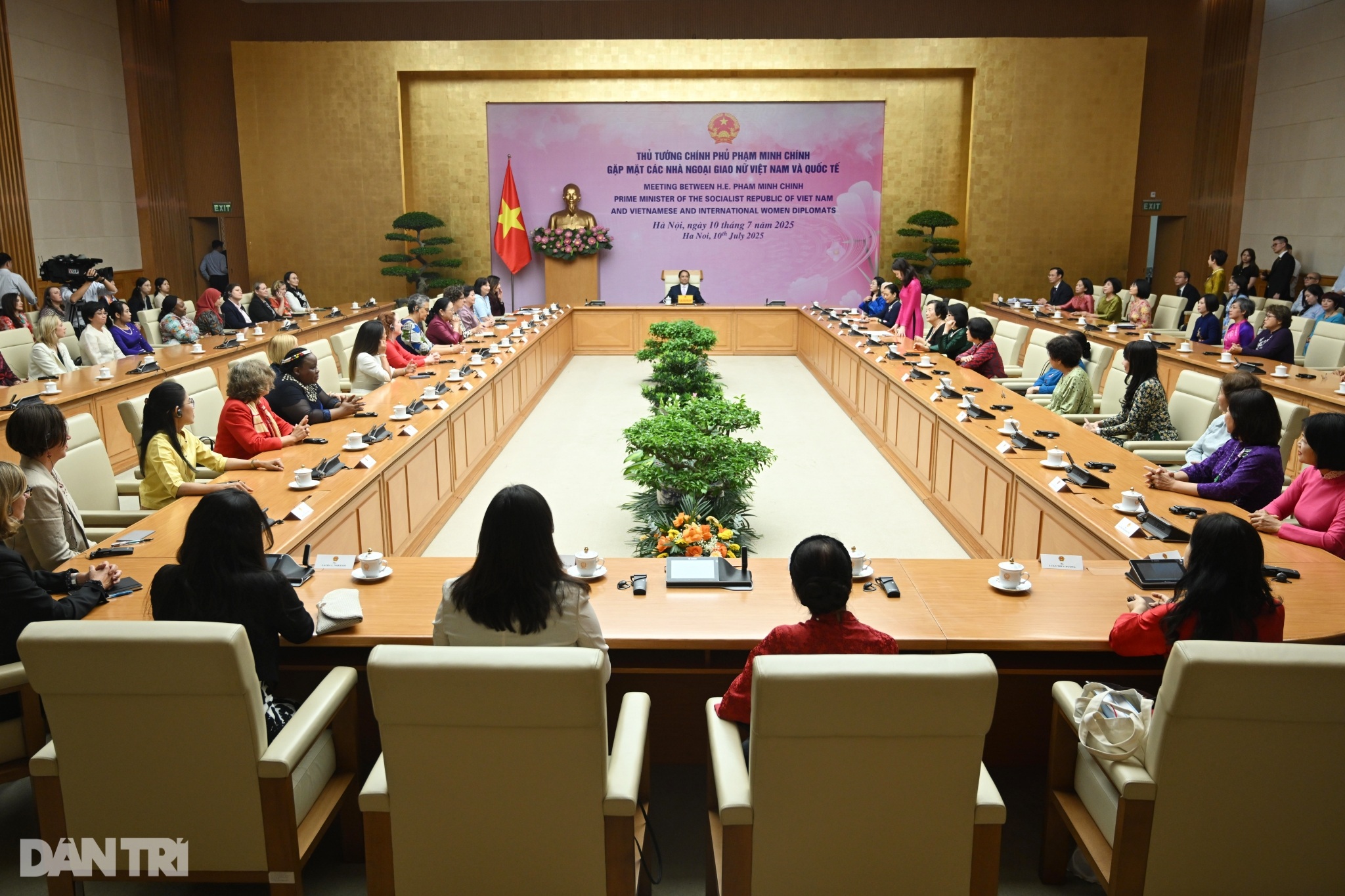 Thủ tướng Phạm Minh Chính gặp mặt các nhà ngoại giao nữ Việt Nam và quốc tế - 1