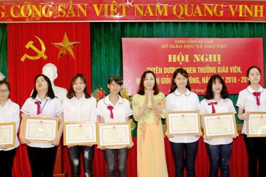 Hà Nam: Tuyên dương, khen thưởng các học sinh xuất sắc trong các kỳ thi
