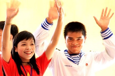 Mang quà “độc” ra Trường Sa