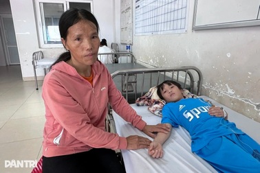 Con bị sốc nhiễm trùng nặng, mẹ nghèo day dứt vì không mua bảo hiểm