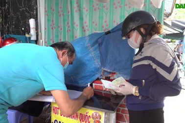 Cán bộ đến tận nhà trao tiền hỗ trợ cho người dân