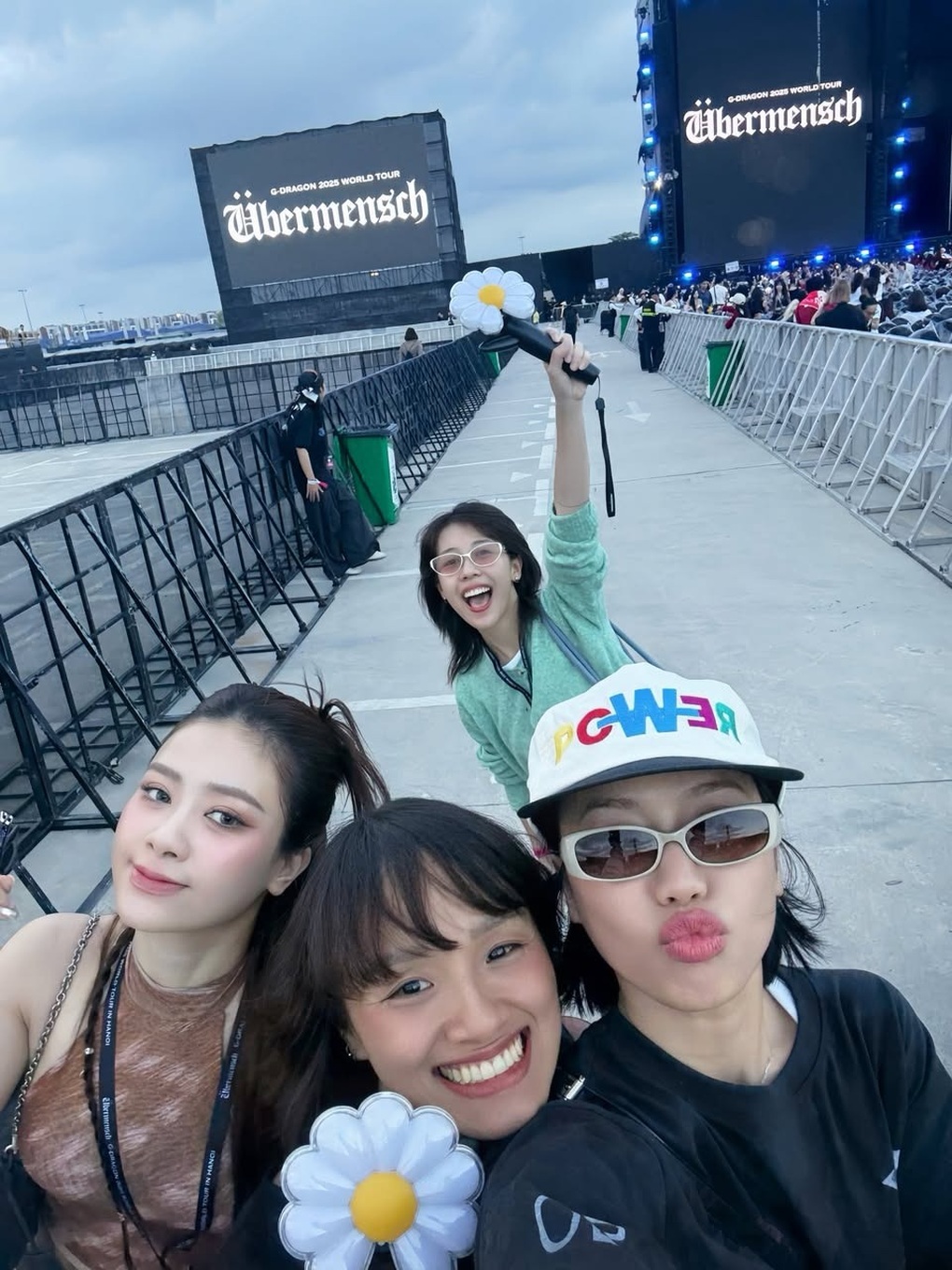 SOOBIN, Diệu Nhi, Dương Hoàng Yến cổ vũ cuồng nhiệt cho G-Dragon - 3