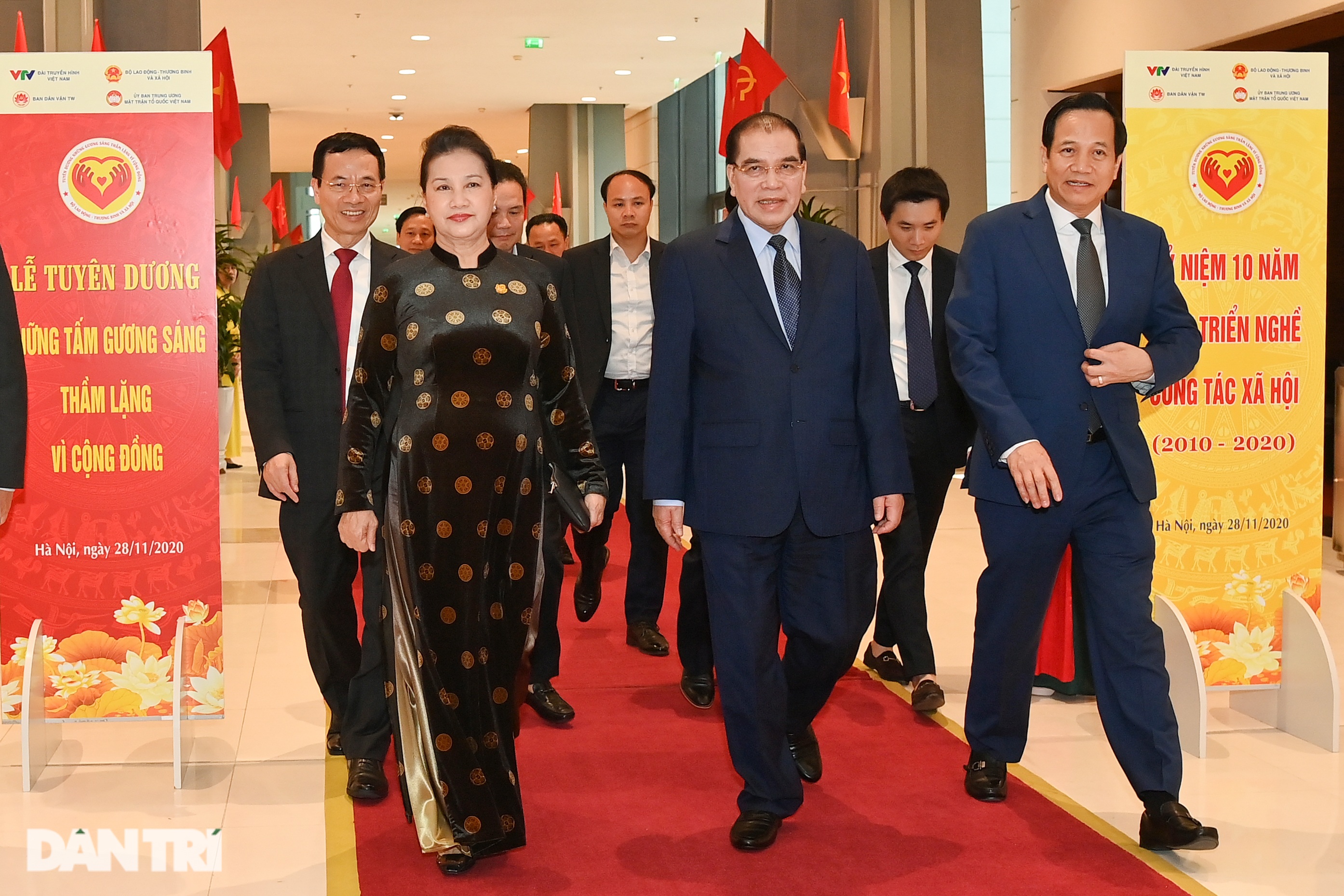 Tôn vinh những ông Bụt, bà Tiên giữa đời thường - 6 Tôn vinh những ông Bụt, bà Tiên giữa đời thường - 6