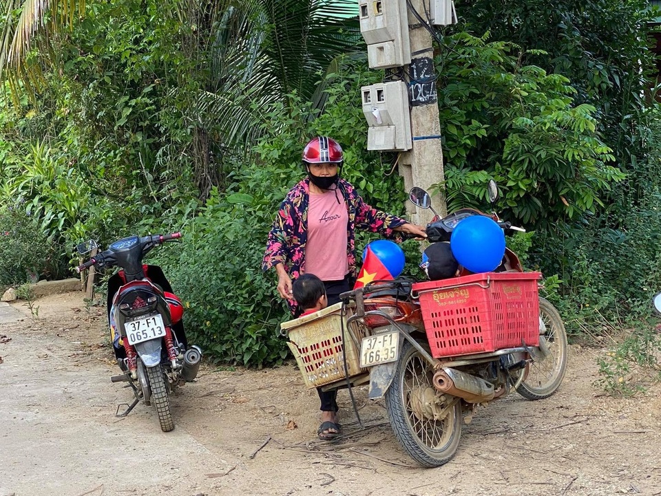 Xúc động hình ảnh bà chở cháu đi khai giảng bằng sọt xe máy cà tàng - 2 Xúc động hình ảnh bà chở cháu đi khai giảng bằng sọt xe máy cà tàng - 2