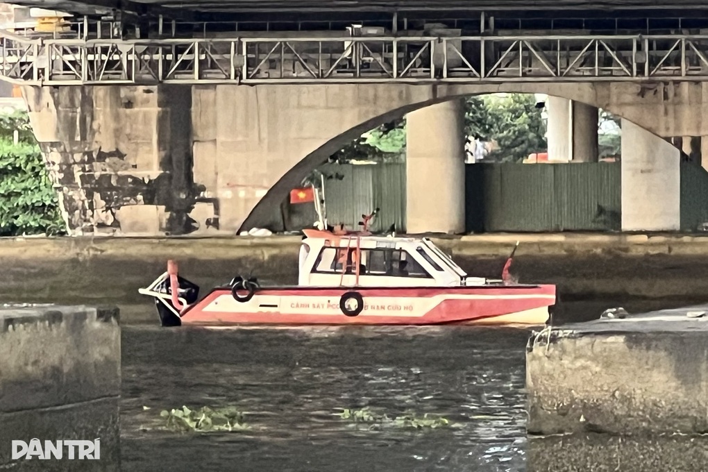 Cảnh sát lặn tìm người bỏ lại xe máy, nghi nhảy cầu Bình Lợi ở TPHCM - 2