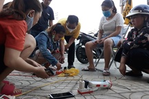 Sau bão, người dân đổ xô đi “sạc ké” điện thoại