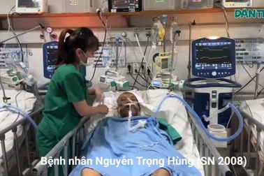 Đau xé lòng cảnh người mẹ bất lực nhìn chồng con nguy kịch trong bệnh viện