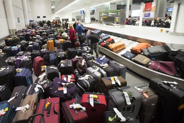 Quay được cảnh nhân viên sân bay Italy trộm đồ từ hành lý ký gửi