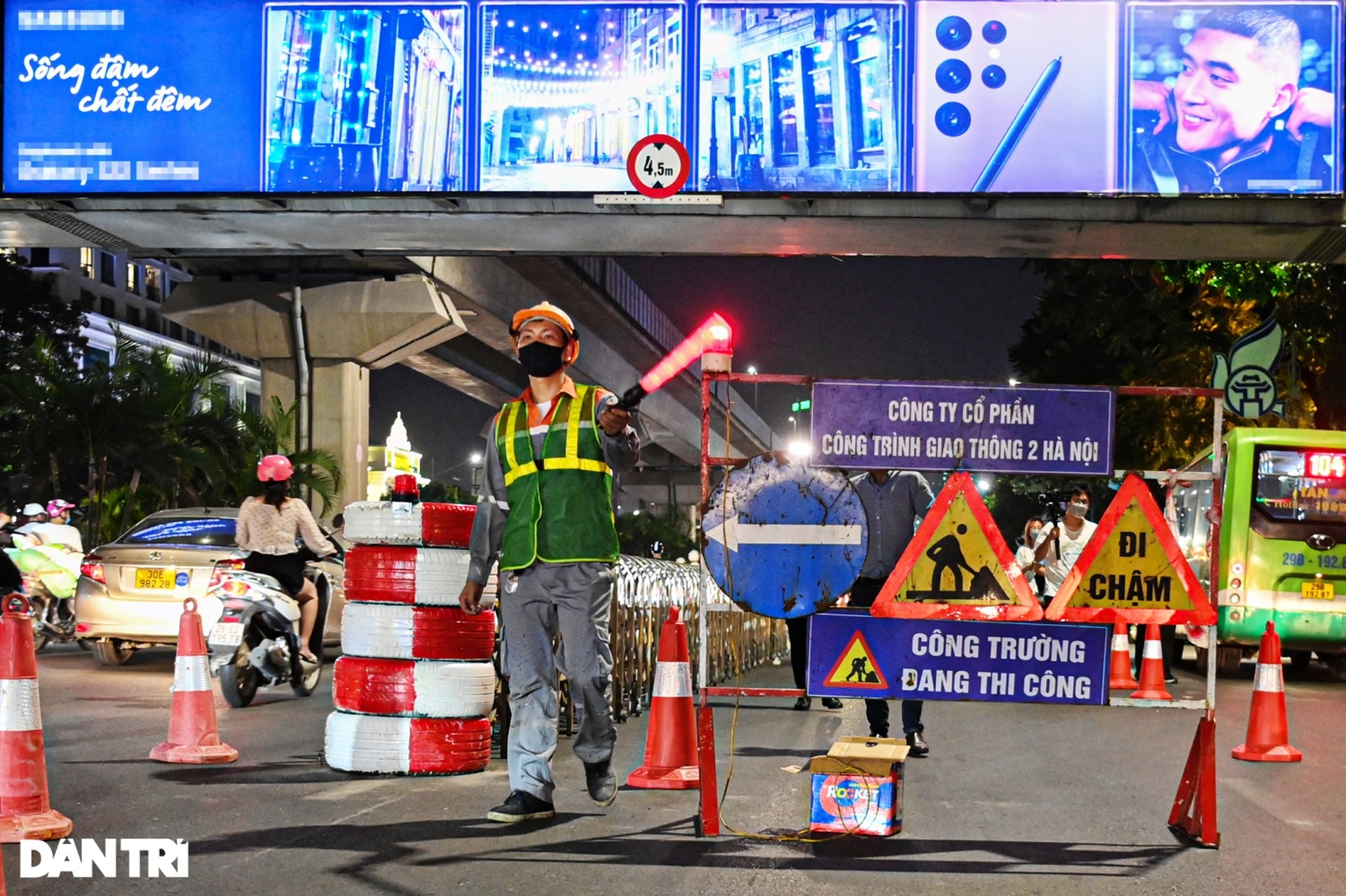 Xuyên đêm gấp rút dựng dải phân cách cứng phân làn đường Nguyễn Trãi - 6 Xuyên đêm gấp rút dựng dải phân cách cứng phân làn đường Nguyễn Trãi - 6