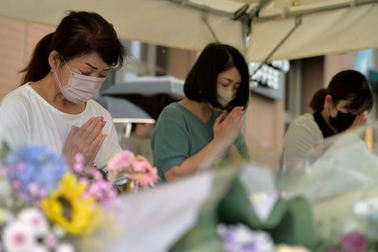 Người Nhật đội mưa, xếp hàng dài đặt hoa tưởng niệm cựu Thủ tướng Abe