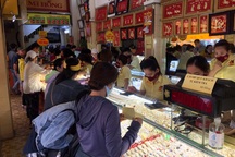 TPHCM: Giá vàng lên đỉnh, người dân cầm cả cục tiền trăm triệu đi mua vàng