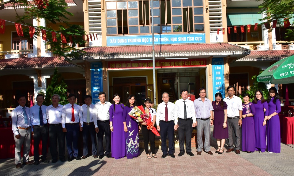 Bức thư gửi mệ Sương bán xôi giúp nữ sinh giành giải Nhất cuộc thi UPU - 4 Bức thư gửi mệ Sương bán xôi giúp nữ sinh giành giải Nhất cuộc thi UPU - 4