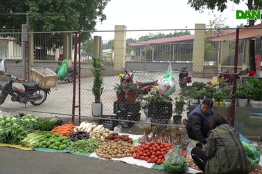 Có chợ mới xây nhưng tiểu thương ở Phú Đô vẫn lăn lóc bán hàng trên vỉa hè