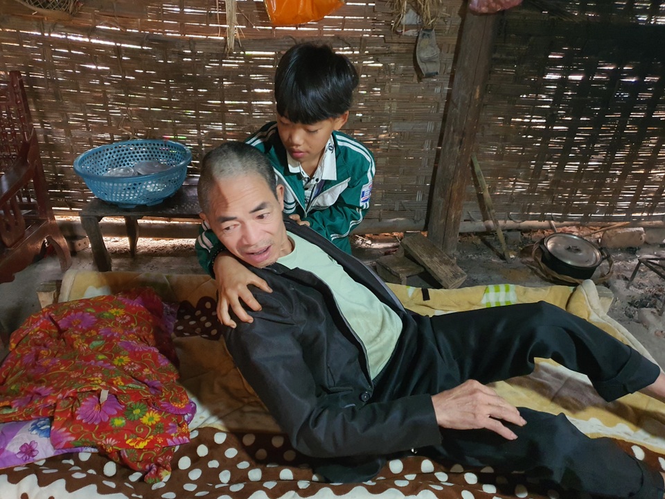 Nhói lòng cảnh cậu bé 13 tuổi đốt lửa sưởi ấm cho bố nằm liệt ngày đầu xuân - 4 Nhói lòng cảnh cậu bé 13 tuổi đốt lửa sưởi ấm cho bố nằm liệt ngày đầu xuân - 4