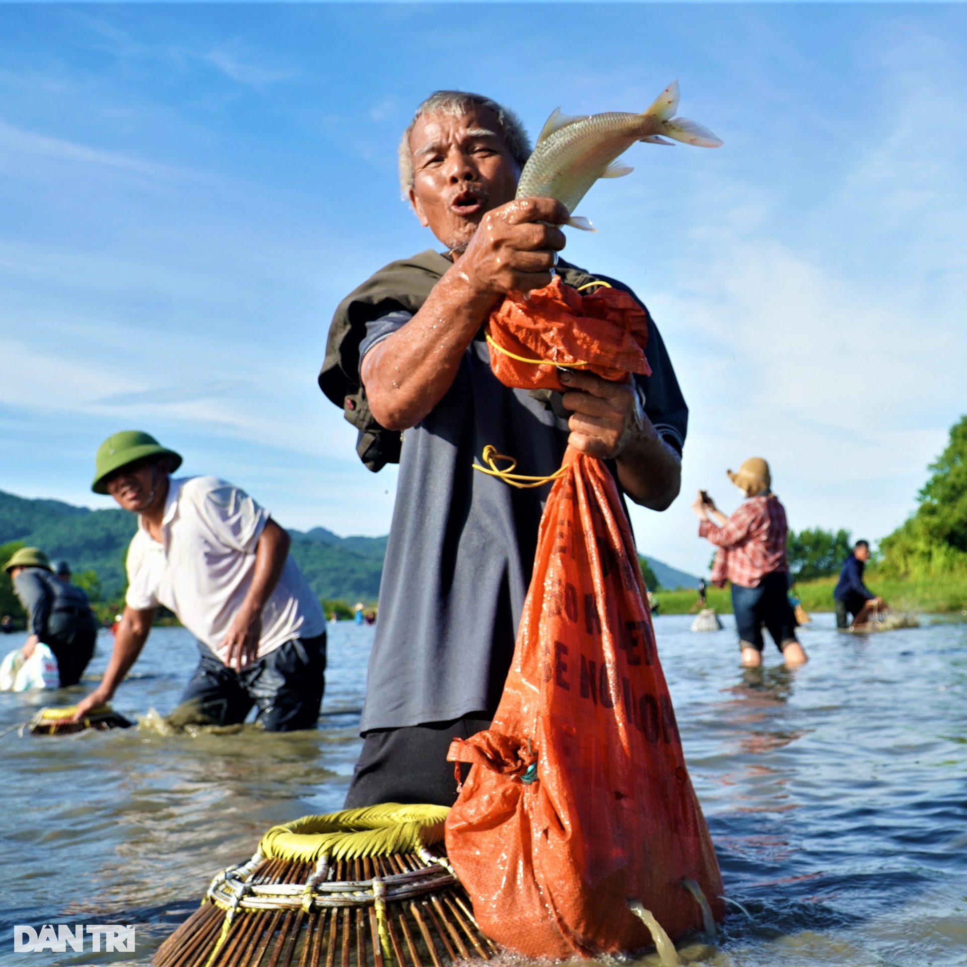 Hàng trăm người hò reo đánh bắt cá tại lễ hội hơn 300 năm tuổi - 8