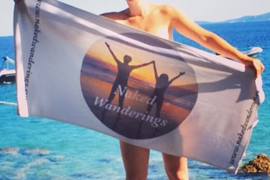 Cặp đôi có sở thích kỳ lạ: thích khỏa thân khi đi du lịch