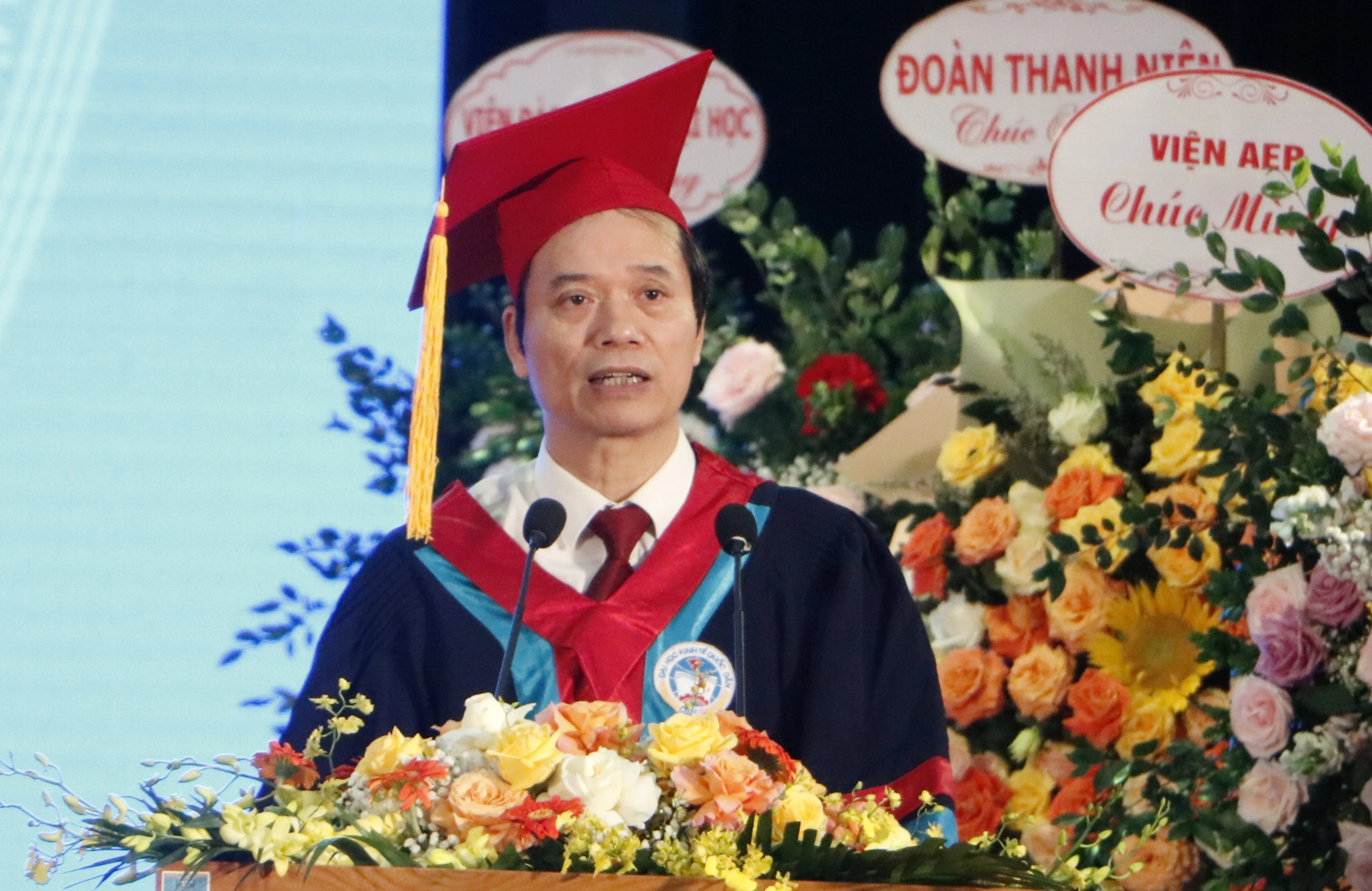 לראשונה, באוניברסיטה הלאומית לכלכלה יש 4 סטודנטים עם ציונים מושלמים - 1 ĐH Kinh tế Quốc dân lần đầu có 4 thủ khoa đạt điểm tuyệt đối - 1