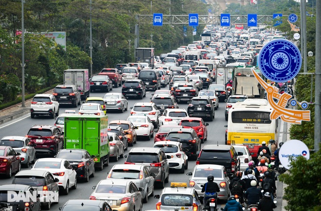 Hàng nghìn ôtô chôn chân tại cầu Nhật Tân ngày cuối kỳ nghỉ lễ - 6 Hàng nghìn ôtô chôn chân tại cầu Nhật Tân ngày cuối kỳ nghỉ lễ - 6