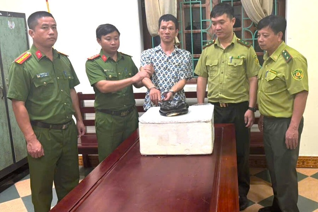 Khởi tố người đàn ông mua rắn hổ chúa trên mạng về sử dụng - 1 Khởi tố người đàn ông mua rắn hổ chúa trên mạng về sử dụng - 1