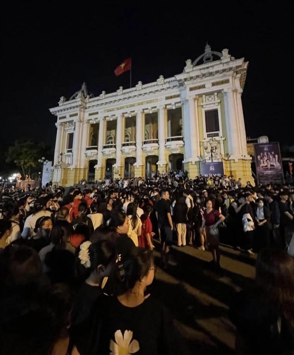 Xếp hàng xuyên đêm để nhận vé miễn phí concert “Việt Nam trong tôi” - 1 Xếp hàng xuyên đêm để nhận vé miễn phí concert “Việt Nam trong tôi” - 1