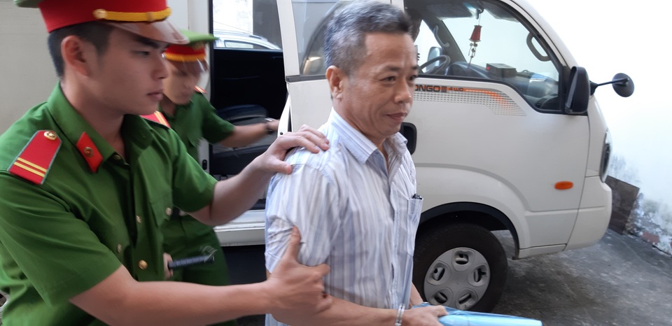 Xử vụ cán bộ mua đất giá bèo: Cán bộ ngân hàng phủ nhận bàn bạc với nguyên Bí thư Bến Cát - 1 Xử vụ cán bộ mua đất giá bèo: Cán bộ ngân hàng phủ nhận bàn bạc với nguyên Bí thư Bến Cát - 1