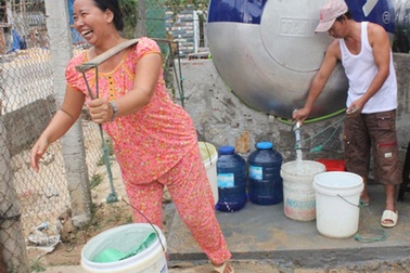 Dân xã đảo nô nức đi mua “nước sạch siêu rẻ”
