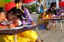 Học sinh sôi nổi thi viết chữ đẹp nhân ngày Thơ Việt Nam