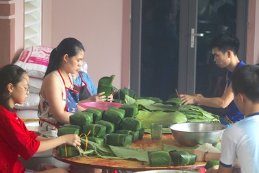 Người làm bánh chưng xanh thành Vinh tất bật dịp Rằm tháng 7