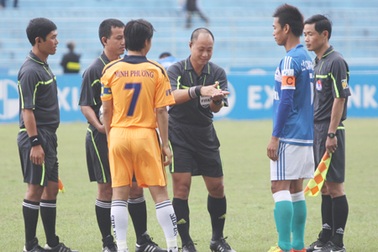 Trọng tài V-League mắc nhiều sai sót “không bình thường”